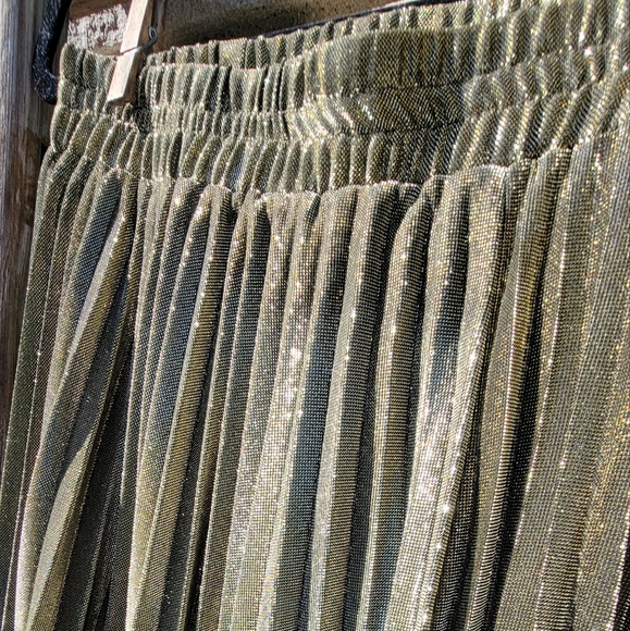 Shimmering disco gold pleated maxi skirt - Picture 2 of 3